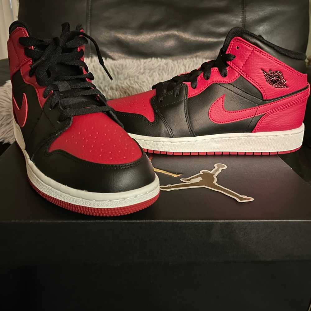 Air Jordan 1 Mid Banned. Size 6y. NWT